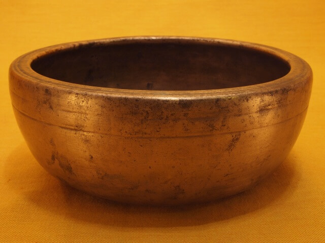 Rare Heavy Extra Thick Antique Thadobati Singing Bowl with broad rim