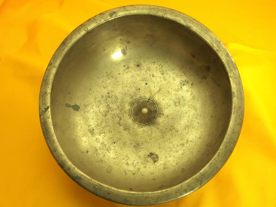 Thick Antique Thadobati Singing Bowl with pleasant fluttering sound