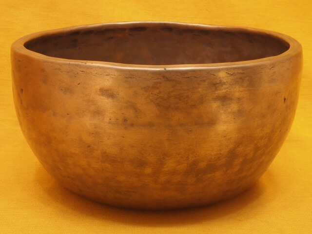 Rare Large Heavy Antique Thadobati Singing Bowl with fluttering tone