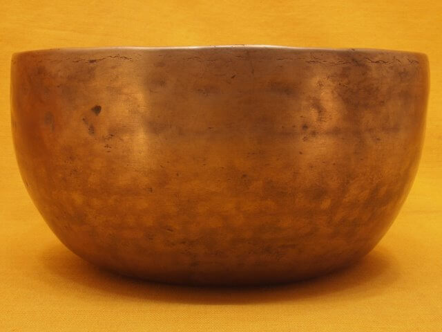 Rare Large Heavy Antique Thadobati Singing Bowl with fluttering tone