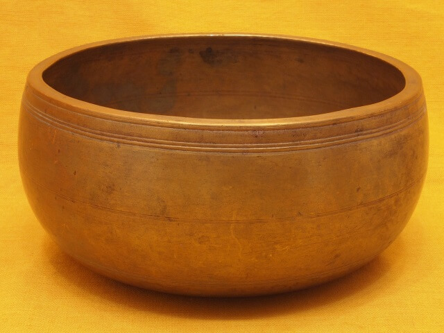 Antique Thadobati Singing Bowl with sharp artwork and smooth main tone