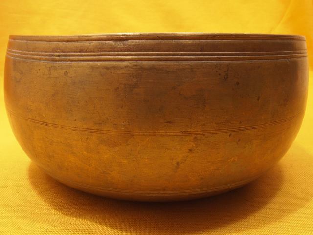 Antique Thadobati Singing Bowl with sharp artwork and smooth main tone
