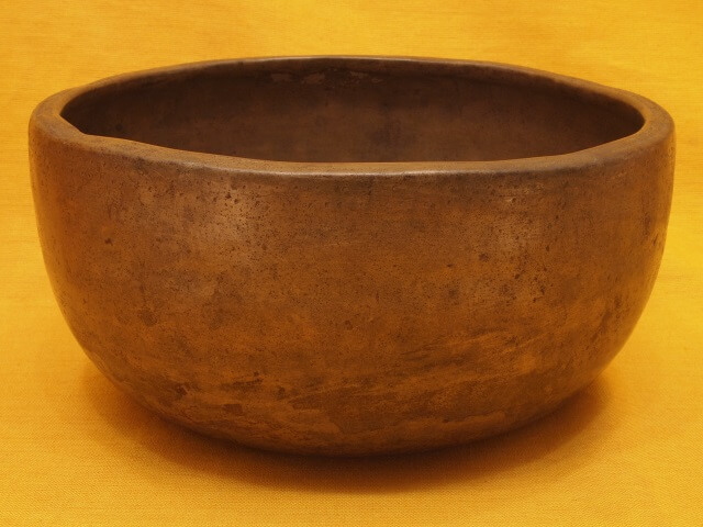 Rare Large Heavy Antique Thadobati Singing Bowl with exquisite sound