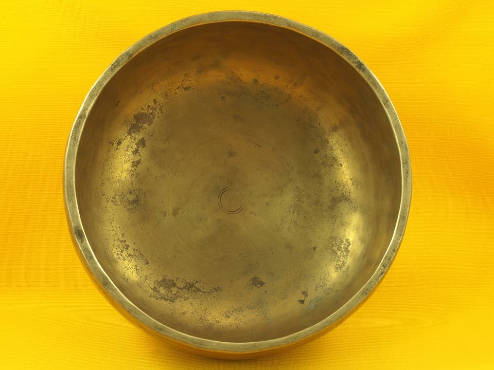 Large Antique Thadobati Singing Bowl with rapidly fluttering tones