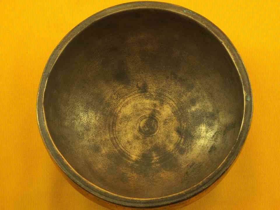 Antique Thadobati Singing Bowl with exceptional responsiveness,