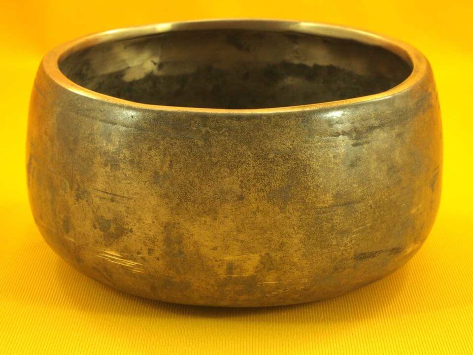 Antique Mani Singing Bowl with premium soundscape and great rim play