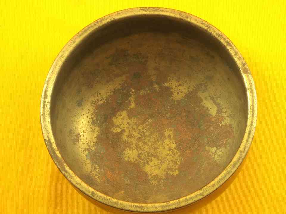 Antique Unique Singing Bowl with an upbeat fluttering primary tone