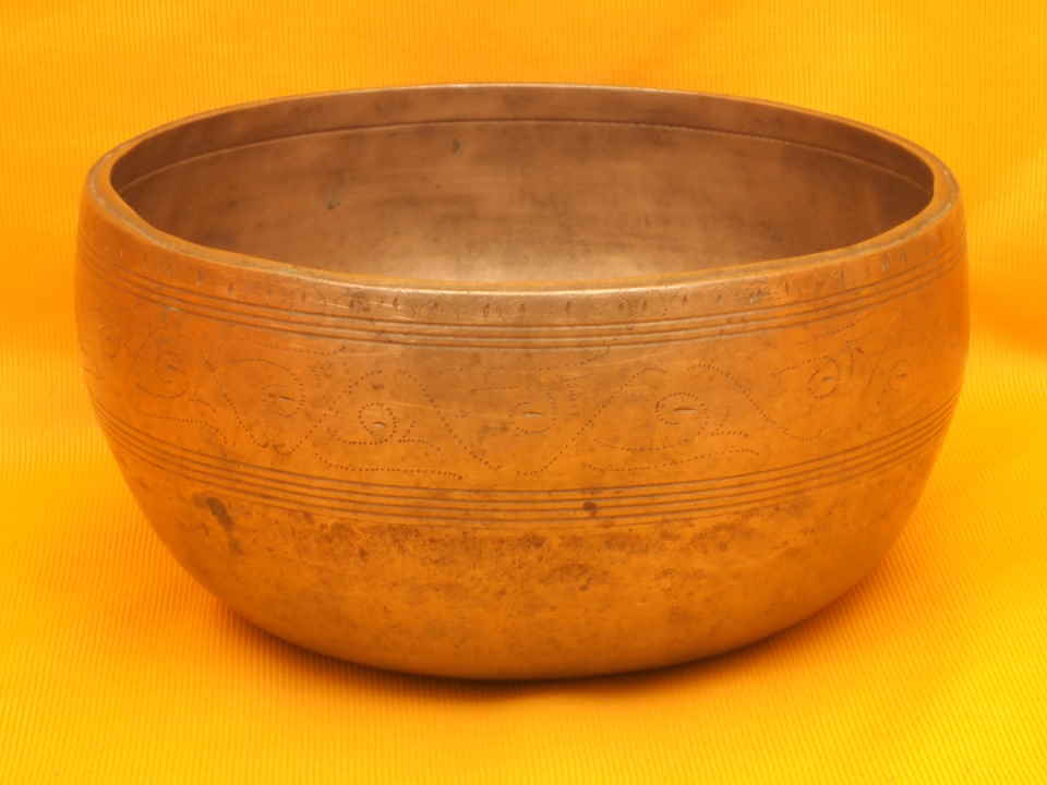 Antique Thadobati Singing Bowl with fluttering bass and solid overtone