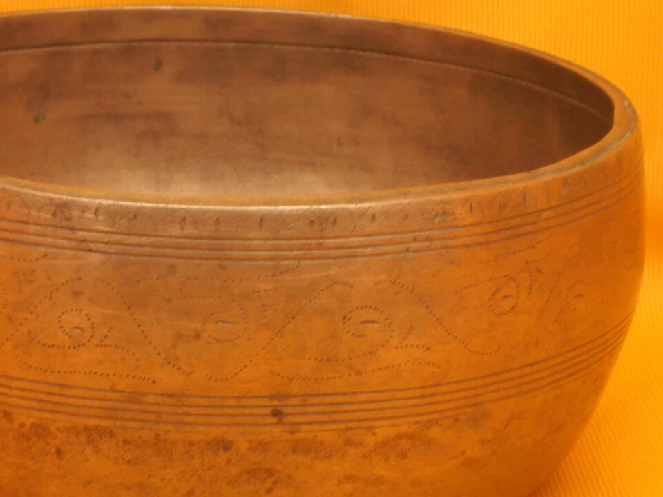 Antique Thadobati Singing Bowl with fluttering bass and solid overtone
