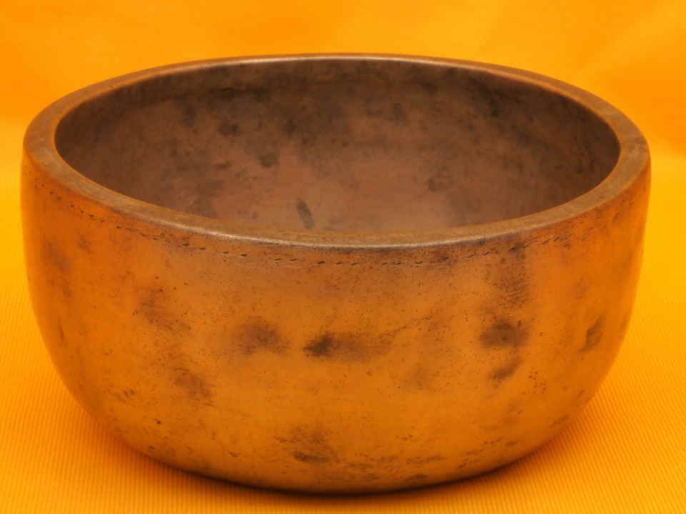 Thick Antique Thadobati Singing Bowl with fluttering high main tone