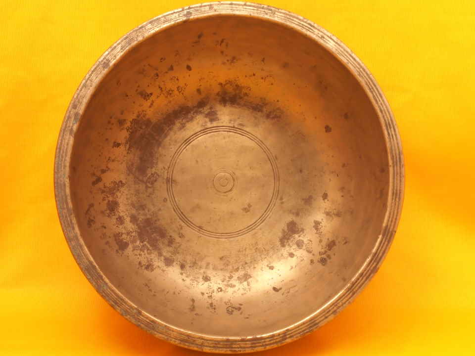 Huge antique Thadobati Singing Bowl with incredible power