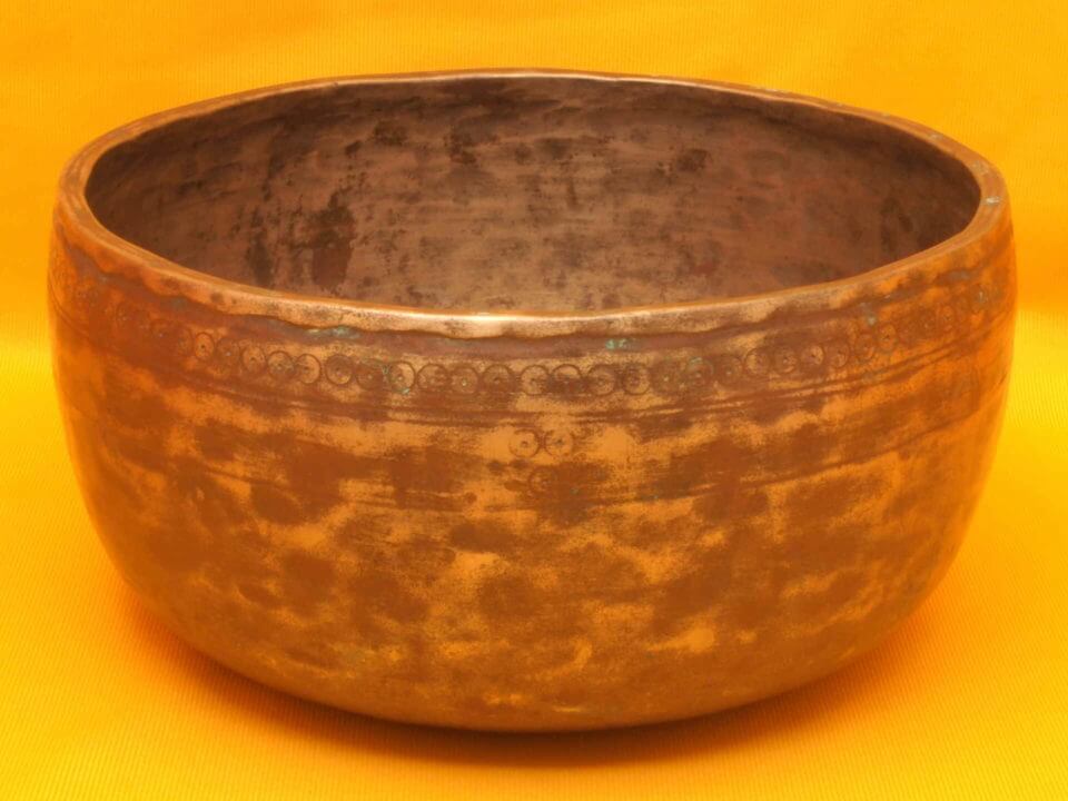Thick Antique Thadobati Singing Bowl with a peaceful soft bass #4351