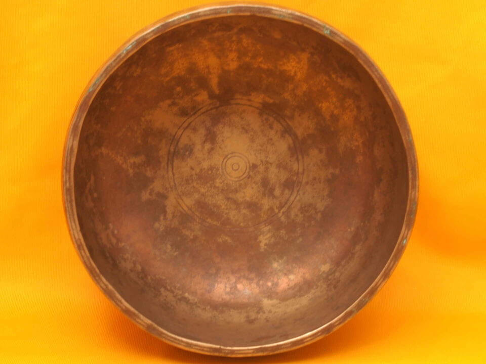 Thick Antique Thadobati Singing Bowl with a peaceful soft bass #4351