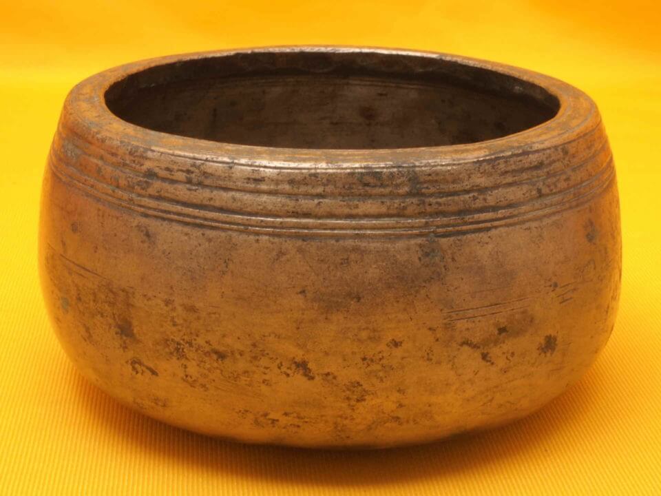 Antique Mini Mani Singing Bowl with a solid sweet ultra-high tone