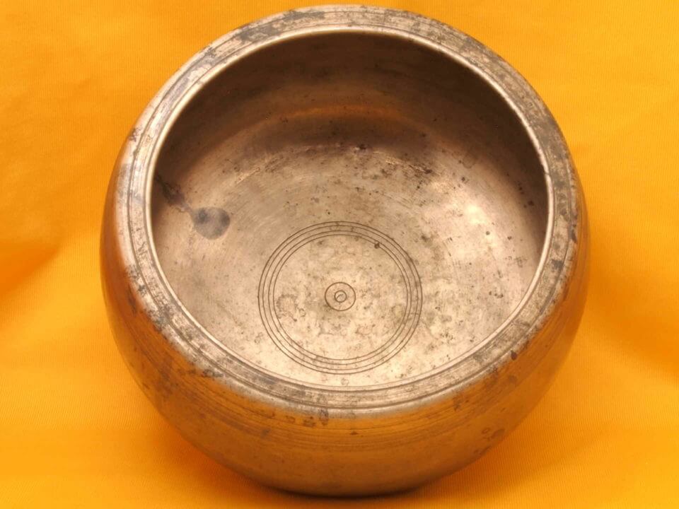 Thick Antique Mani Singing Bowl that flutters then becomes a solid note