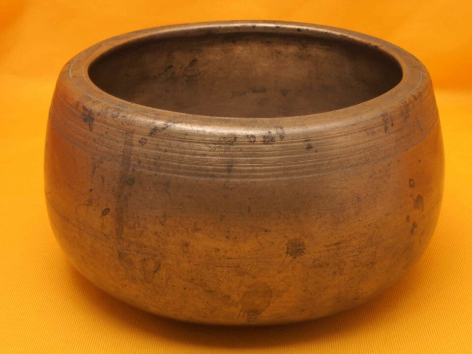Thick Antique Mani Singing Bowl that flutters then becomes a solid note