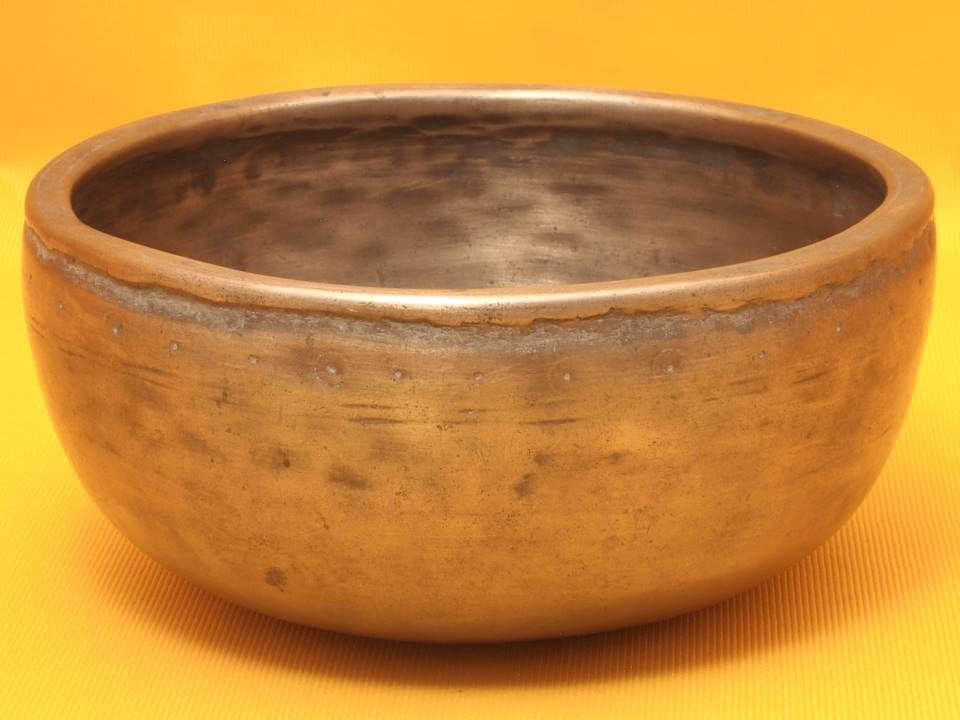 Adorned Antique Thadobati Singing Bowl with unevenly fluttering sound