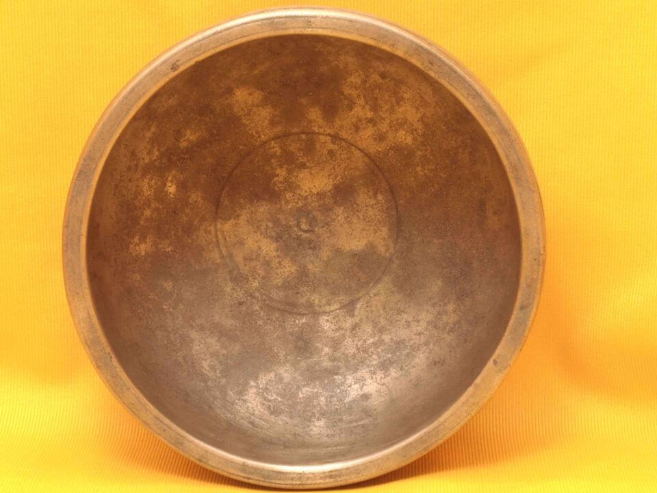 Adorned Antique Thadobati Singing Bowl with unevenly fluttering sound