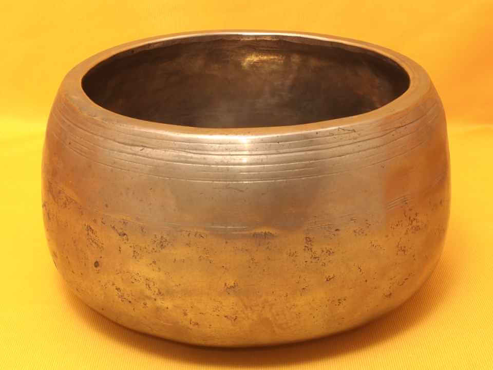 Thick Adorned Polished Antique Mani Singing Bowl with penetrating high