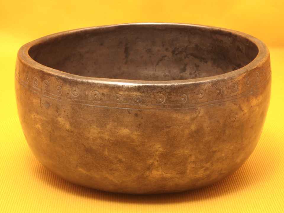 Adorned Antique Thadobati Singing Bowl with a rapidly fluttering high