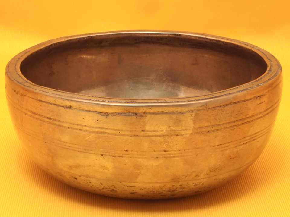 Deep Mirror Antique Thadobati Singing Bowl with powerful high pitch