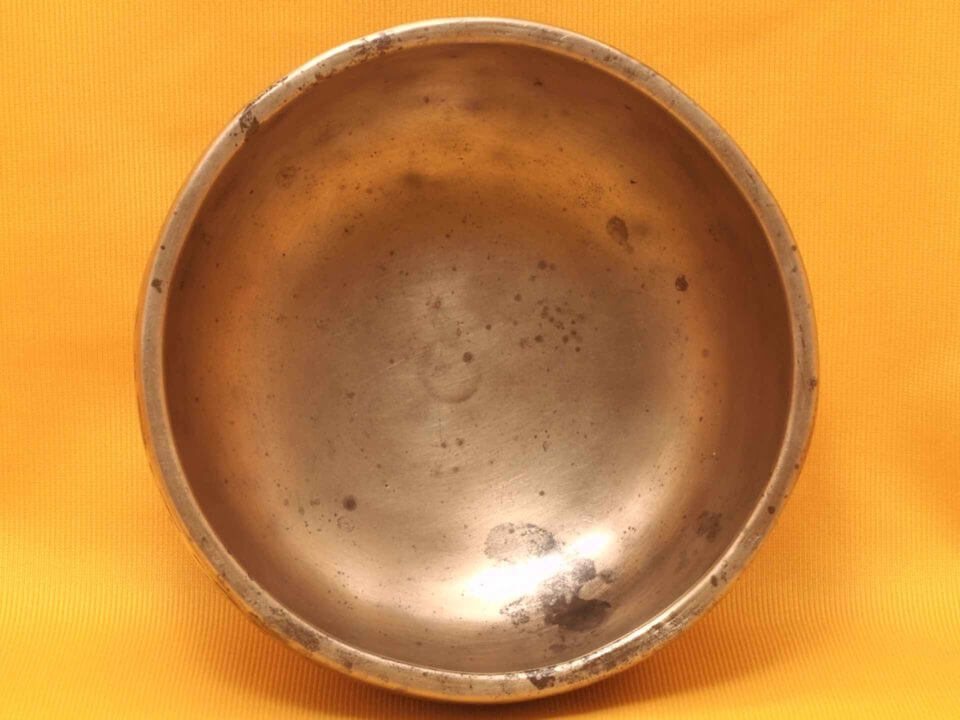 Polished Antique Thadobati Singing Bowl with fluttering penetrating high