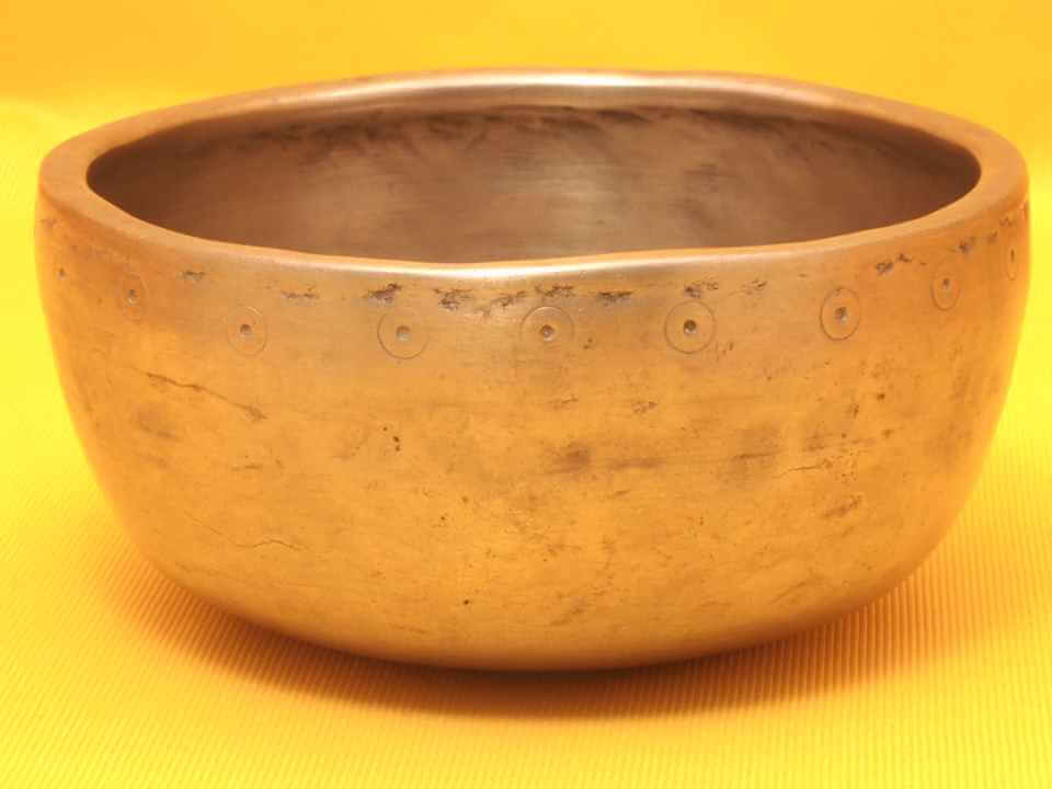 Thick Antique Thadobati Singing Bowl with high fluttering fundamental