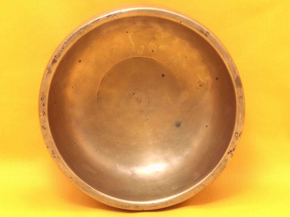 Exceptional Antique Thadobati Singing Bowl with powerful penetrating sound