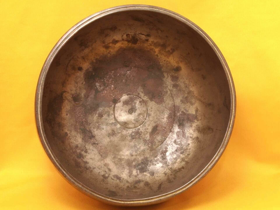 Thick Distinctive Antique Thadobati Singing Bowl with wavering tones