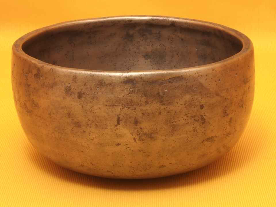Antique Thadobati Singing Bowl with fluttering high and solid overtone