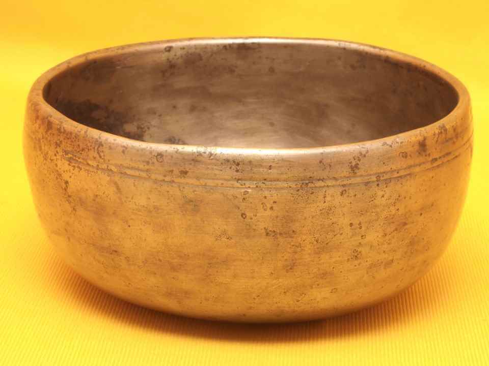 Antique Thadobati Singing Bowl with a balanced fluttering high sound