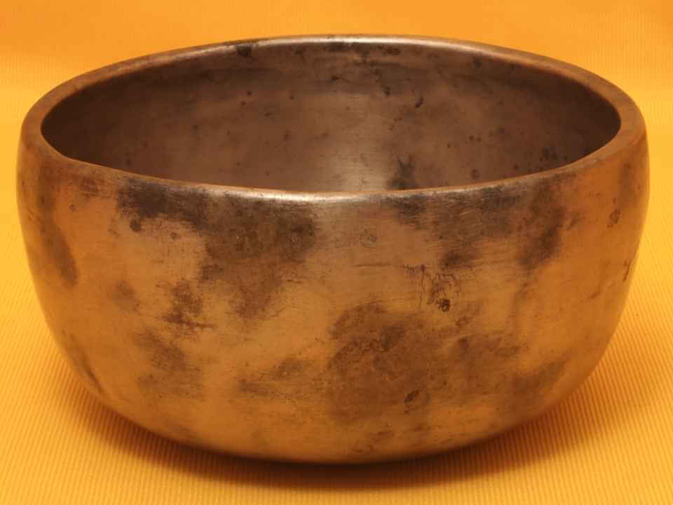 Exceptional Antique Thadobati Singing Bowl with a lasting overtone
