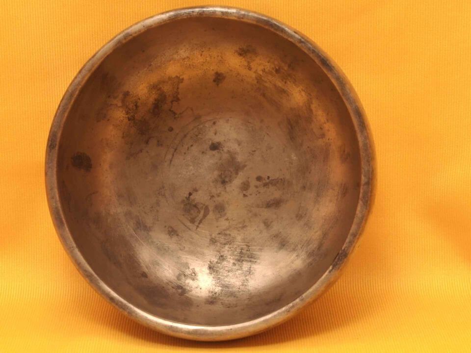Exceptional Antique Thadobati Singing Bowl with a lasting overtone