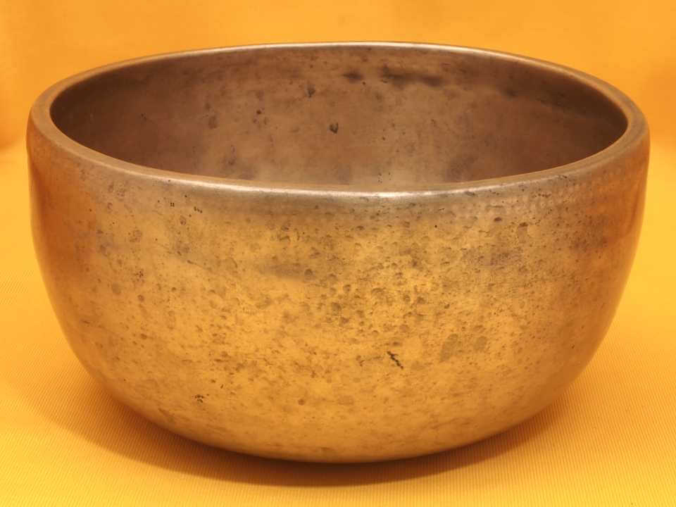 Exce[tional Antique Thadobati Singing Bowl with harmonious metallic high #4088