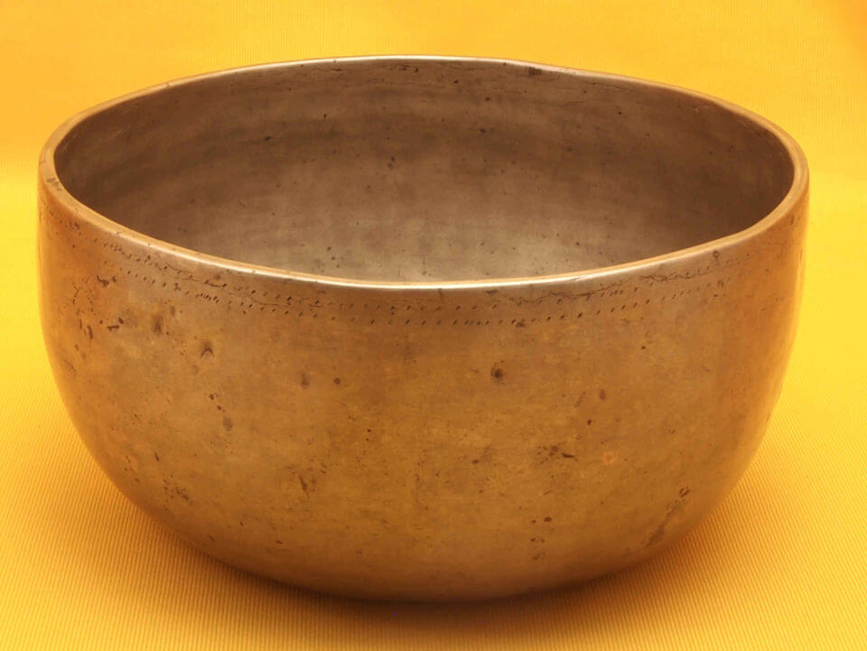 Antique Thadobati Singing Bowl with a powerful rapid middle tone #4270