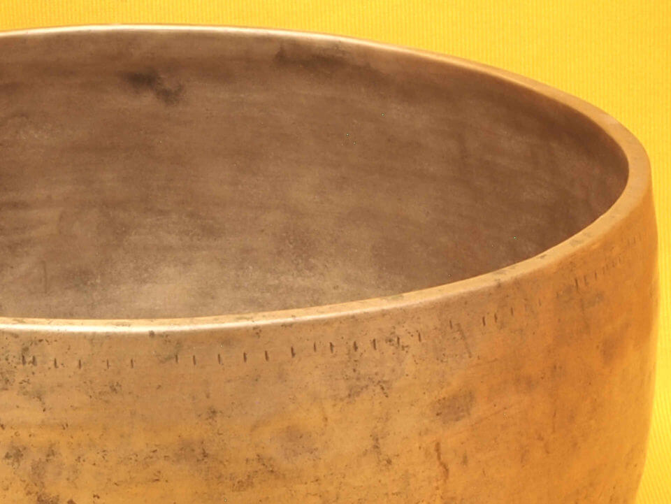 Large Adorned Resonant and Bell Like Antique Thadobati Singing Bowl #4676