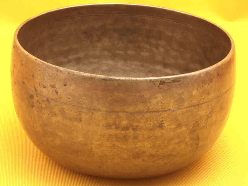 Antique Thadobati Singing Bowl with not a lot of complexity #4743