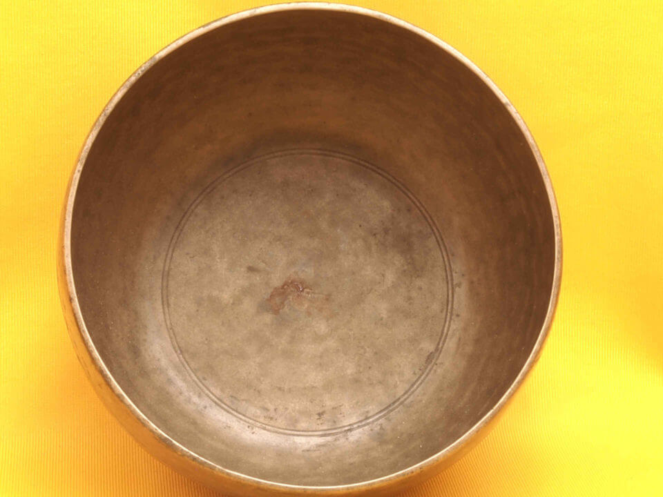 Antique Thadobati Singing Bowl with not a lot of complexity #4743