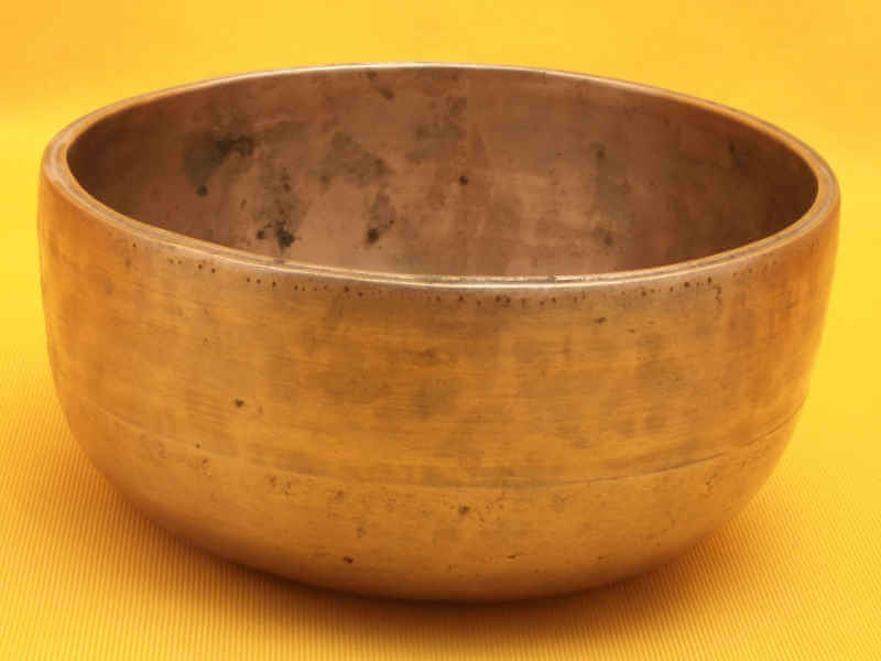Thick Adorned Antique Thadobati Singing Bowl with a subtle solid high