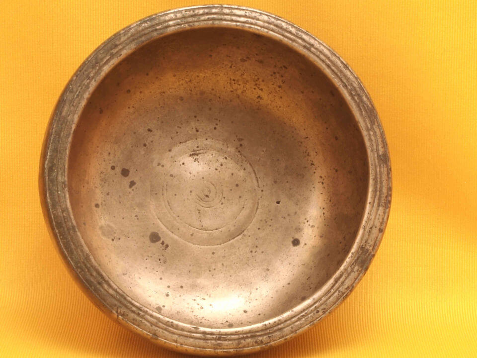 Distinctive Antique Thadobati Singing Bowl with high gentle flutter