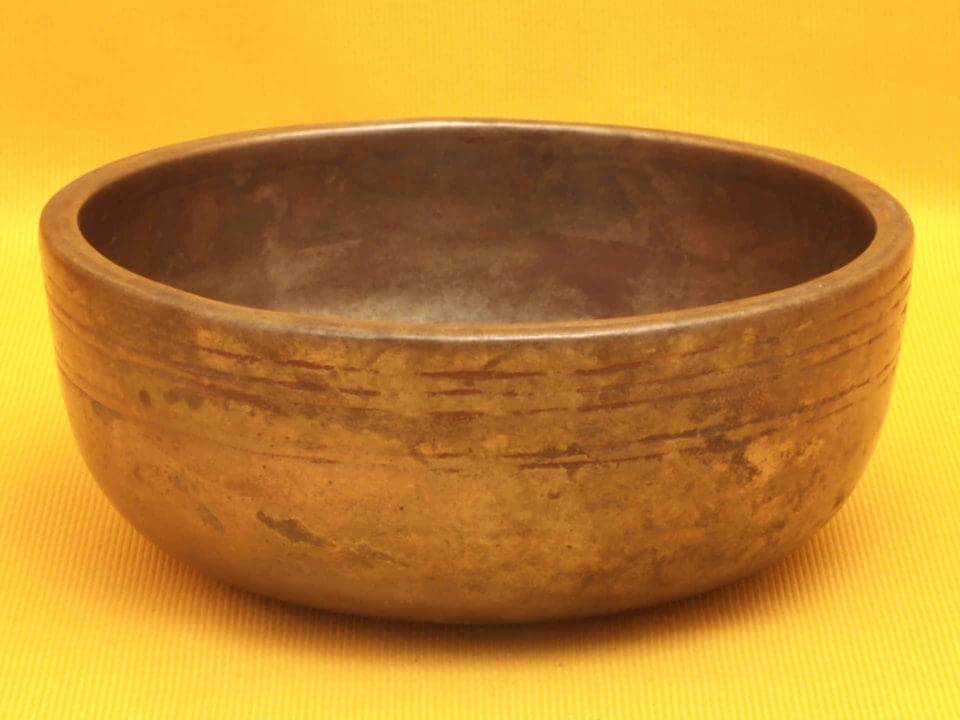 Thick Adorned Antique Thadobati Singing Bowl with uplifting fundamental