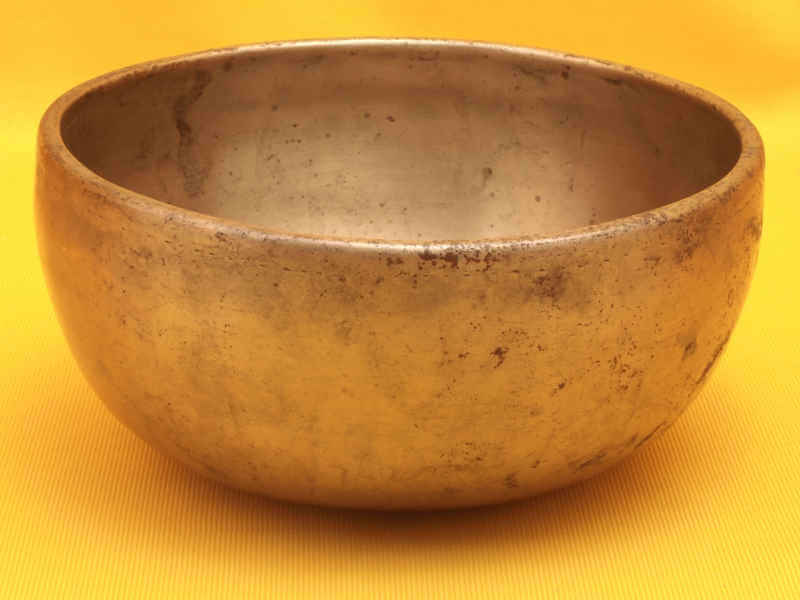 Antique Thadobati Singing Bowl with fluttering balanced low and high