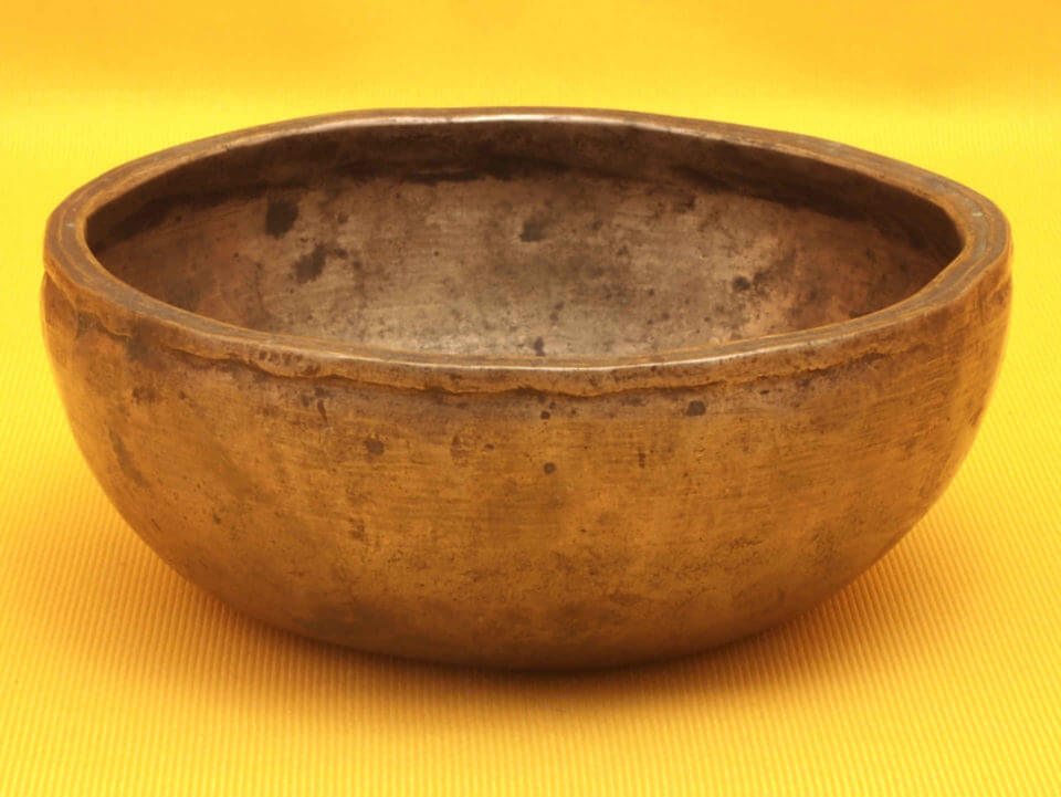 Thick Antique Thadobati Singing Bowl with Intense rapidly pulsing high