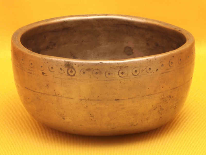 Thick Adorned Antique Thadobati Singing Bowl with sweet super high