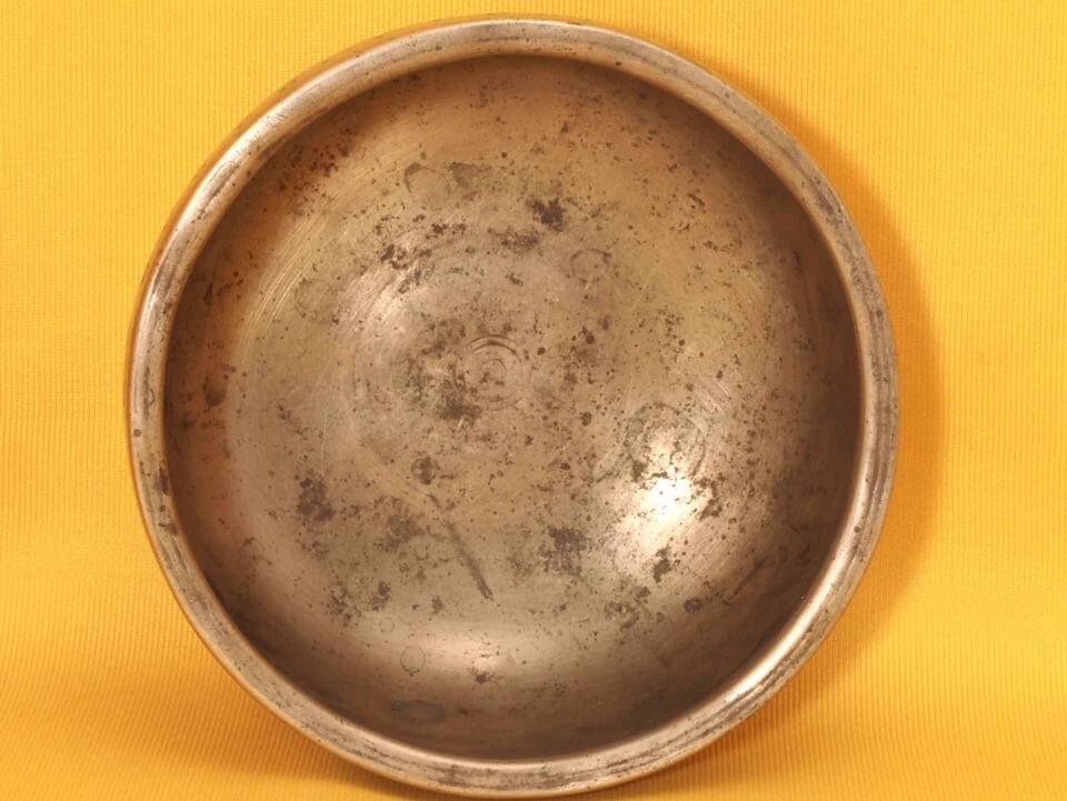 Thick Adorned Antique Thadobati Singing Bowl with sweet super high