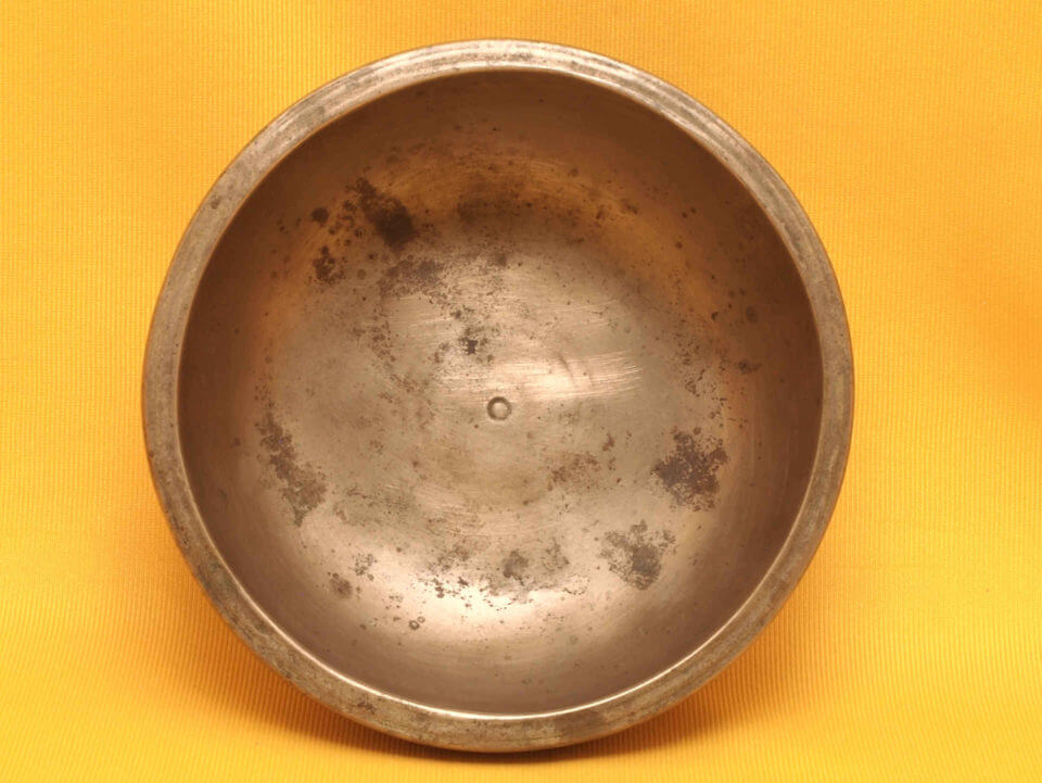 Thick Antique Thadobati Singing Bowl with penetrating solid high #20003