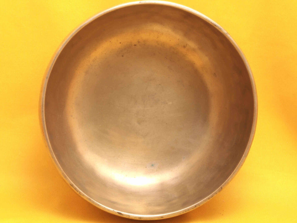 Polished Antique Thadobati Singing Bowl with fluttering sounds #3191