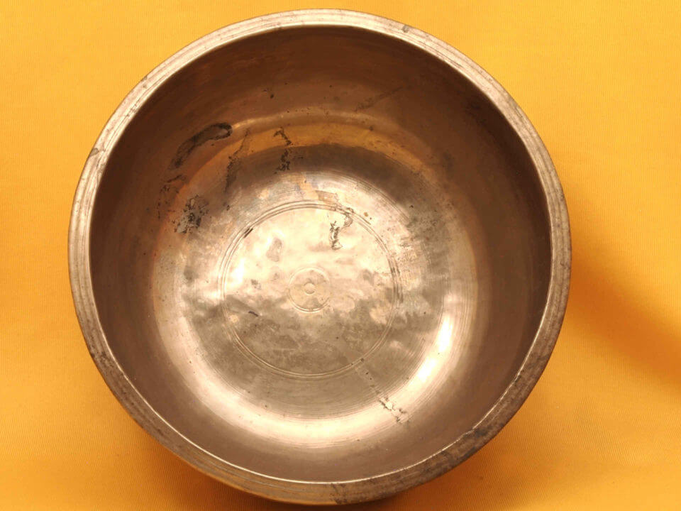 Distinctive Antique Thadobati Singing Bowl with penetrating overtone  #4540
