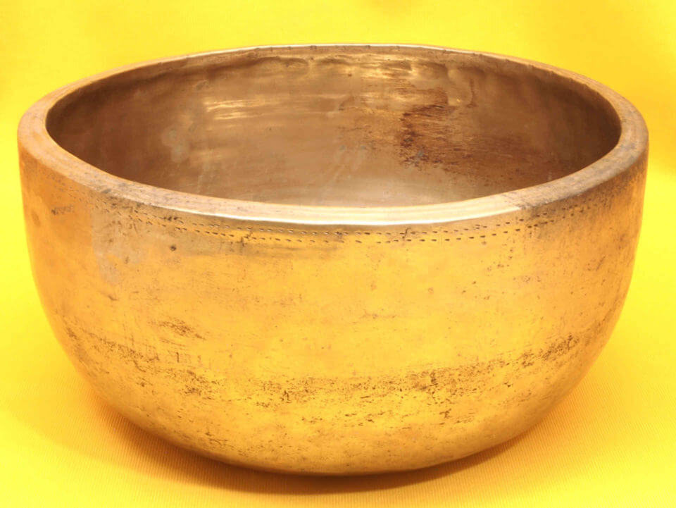 Distinctive Antique Thadobati Singing Bowl with penetrating overtone  #4540