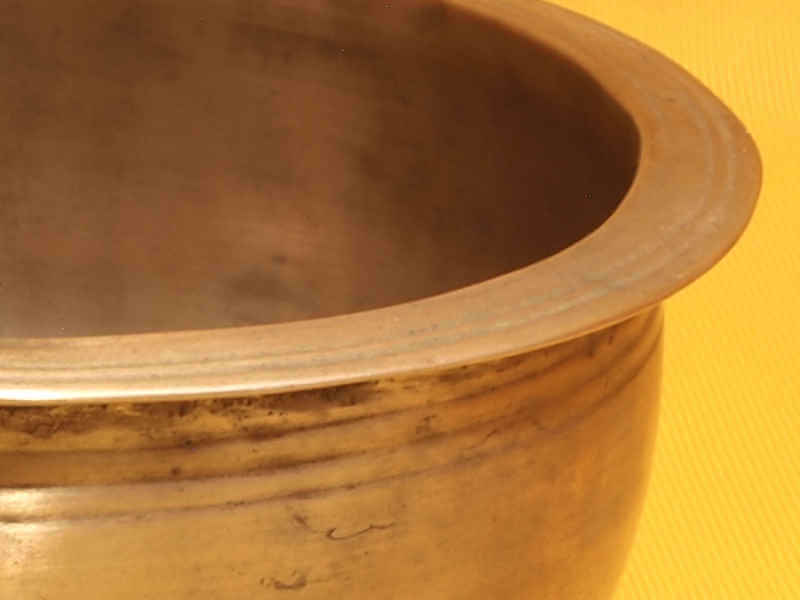 Unique Adorned Broad Rim Antique Singing Bowl with super high pitch #77011